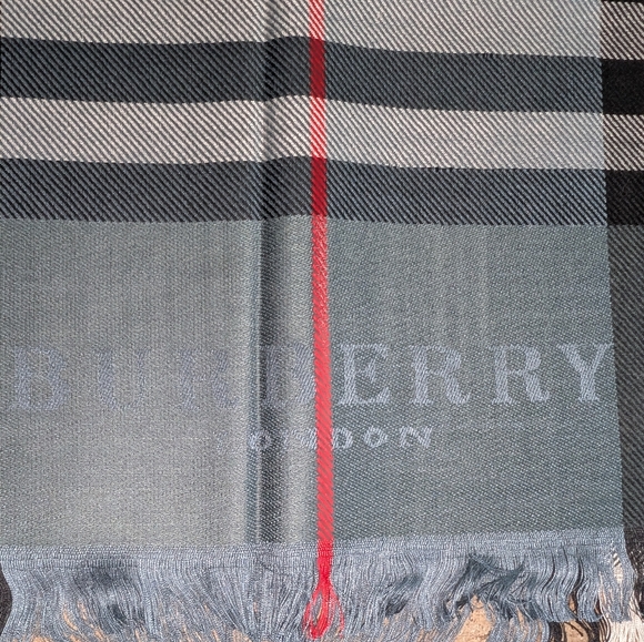 Burberry Nova Check Large Shawl/Scarf - Picture 4 of 8